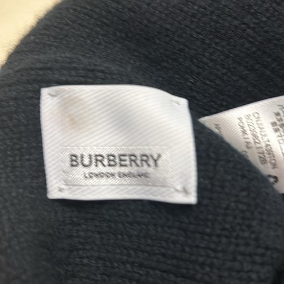 Burberry women’s hat. 100% cashmere. Worn once - Picture 5 of 6